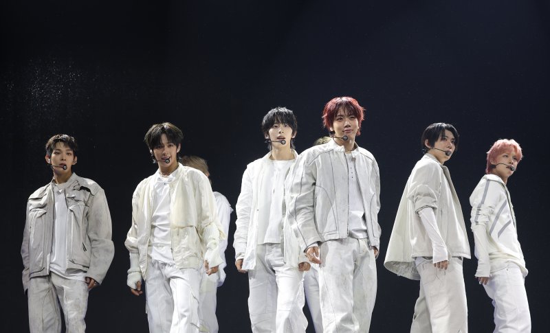 그룹 아홉(AHOF)이 4일 서울 광장동 예스24 라이브홀에서 가진 두 번째 미니앨범 'The Passage(더 패시지)' 쇼케이스에서 수록곡을 선보이고 있다. 2025.11.4/뉴스1 ⓒ News1 권현진 기자