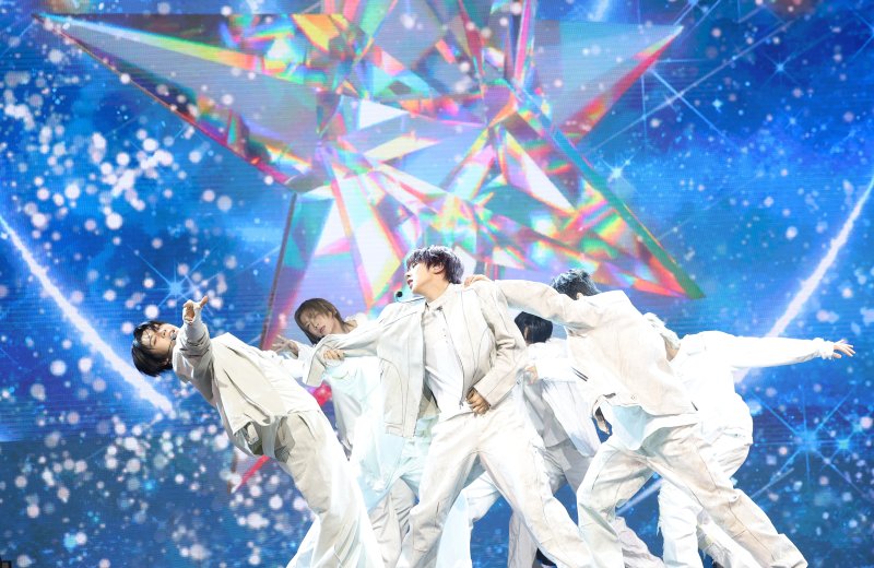 그룹 아홉(AHOF)이 4일 서울 광장동 예스24 라이브홀에서 가진 두 번째 미니앨범 'The Passage(더 패시지)' 쇼케이스에서 타이틀곡 '피노키오는 거짓말을 싫어해'를 선보이고 있다. 2025.11.4/뉴스1 ⓒ News1 권현진 기자