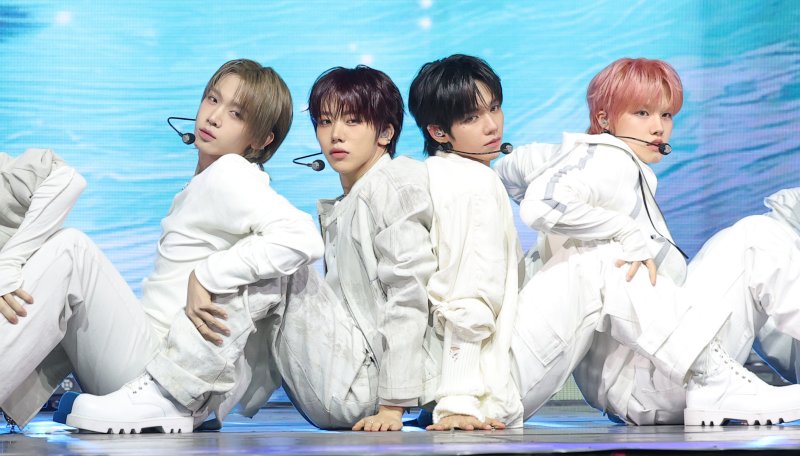 그룹 아홉(AHOF)이 4일 서울 광장동 예스24 라이브홀에서 가진 두 번째 미니앨범 'The Passage(더 패시지)' 쇼케이스에서 타이틀곡 '피노키오는 거짓말을 싫어해'를 선보이고 있다. 2025.11.4/뉴스1 ⓒ News1 권현진 기자