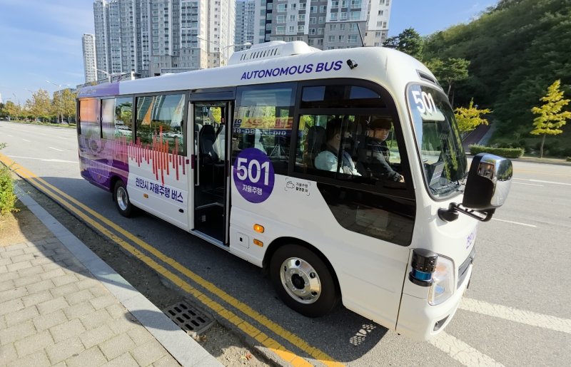 천안시 첫 자율주행 버스가 정류장에서 정차해 있다.2025.11.3. ⓒ 뉴스1 이시우 기자
