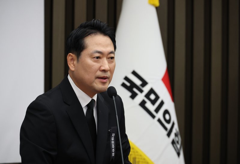 [서울=뉴시스] 김금보 기자 = 장동혁 국민의힘 대표가 4일 오전 서울 여의도 국회에서 열린 의원총회에서 발언을 하고 있다. 2025.11.04. kgb@newsis.com