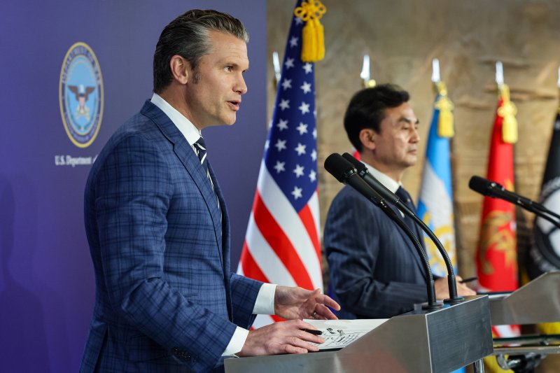 4일 서울 용산구 국방부 청사에서 미국의 피트 헤그세스 전쟁(국방)장관과 안규백 국방장관(오른쪽)이 공동 기자회견을 하고 있다.연합뉴스