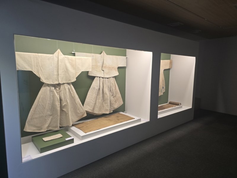 전시되는 16세기 여성복 (출처=연합뉴스)