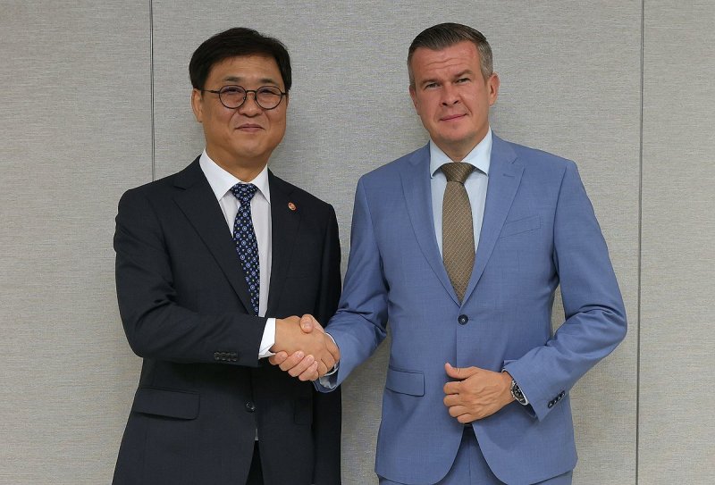 최휘영 문체부 장관과 위톨드 세계도핑방지기구 회장 (출처=연합뉴스)