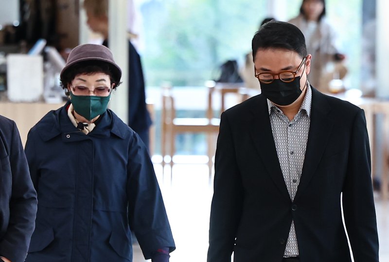 윤석열 전 대통령의 부인 김건희 여사의 모친 최은순씨와 오빠 김진우씨가 4일 오전 서울 종로구 KT광화문빌딩 웨스트에 마련된 김건희특검 사무실에 피의자 신분으로 출석하고 있다. 2025.11.4/뉴스1 ⓒ News1 김도우 기자
