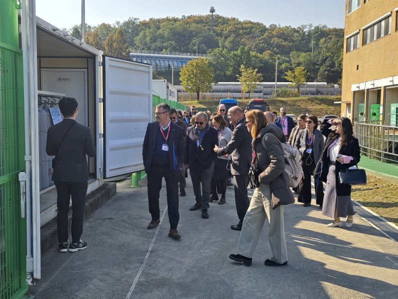 한국수자원공사 관계자(왼쪽)가 11월 4일 경기 성남정수장의 그린수소 실증시설을 찾은 스페인 카탈루냐 경제인협회 대표단에 운영 설비에 대해 설명하고 있다. (한국수자원공사 제공.재판매 및 DB금지)/뉴스1
