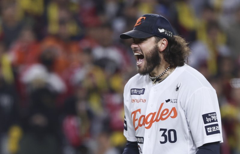 [대전=뉴시스] 김근수 기자 = 29일 대전 중구 한화생명볼파크에서 열린 2025 KBO 한국시리즈 3차전 LG 트윈스와 한화 이글스의 경기, 6회초 2사 주자 1,2루 상황에서 한화 선발 폰세가 LG 문보경을 삼진으로 잡아내고 포효하고 있다. 2025.10.29. ks@newsis.com