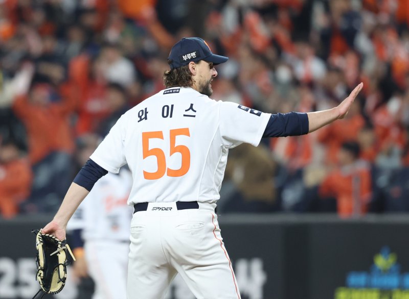 [대전=뉴시스] 조성우 기자 = 30일 대전 중구 한화생명볼파크에서 열린 2025 KBO 한국시리즈 4차전 LG 트윈스와 한화 이글스의 경기, 한화 선발투수 와이스가 LG 8회초 공격 1사 후 홍창기를 삼진 아웃 시킨 뒤 환호하고 있다. 2025.10.30. xconfind@newsis.com