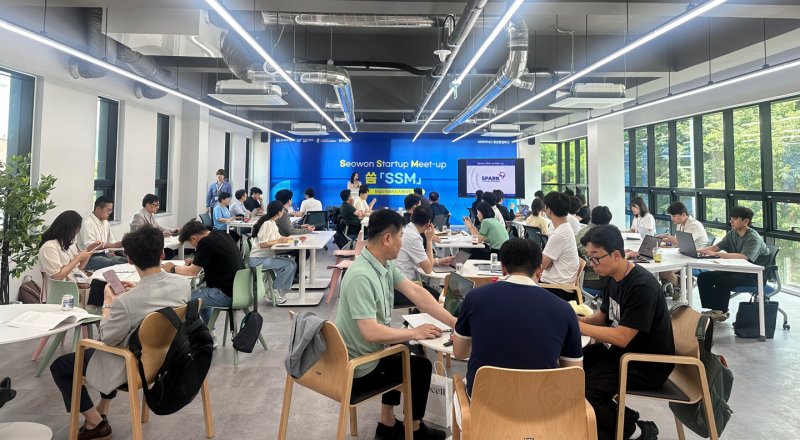 서원대학교 창업도약센터가 운영하는 '창업도약패키지 지원사업' 프로그램에 참가한 기업인 등이 교육을 받고 있다. *재판매 및 DB 금지