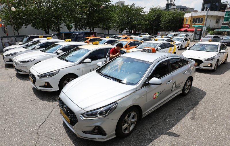 [서울=뉴시스] 황준선 기자 = 서울 시내 한 택시 차고지에 택시들이 주차돼 있는 모습. **기사 내용과 직접 관련 없습니다** 2024.08.19. hwang@newsis.com