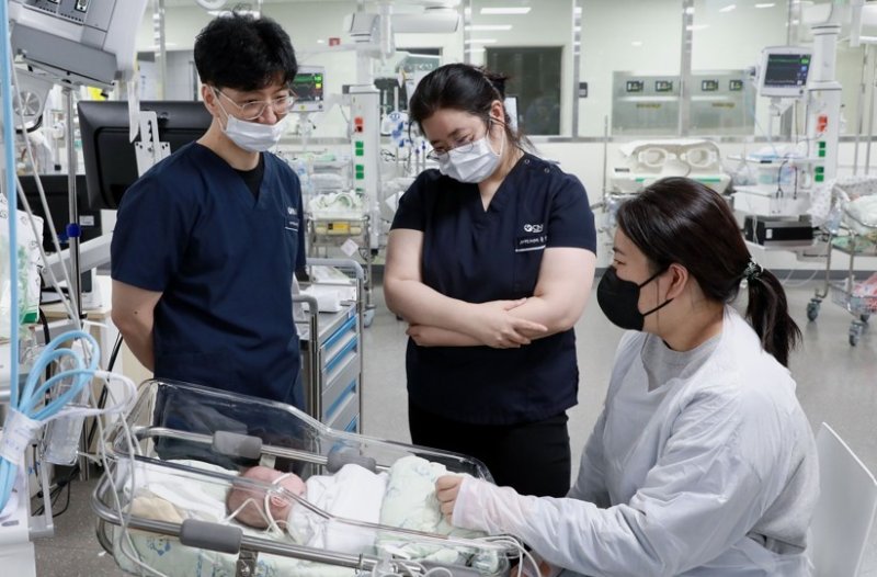 초극소 저체중 출생아를 돌보는 의료진. (세종충남대병원 제공,. 재판매 및 DB 금지)