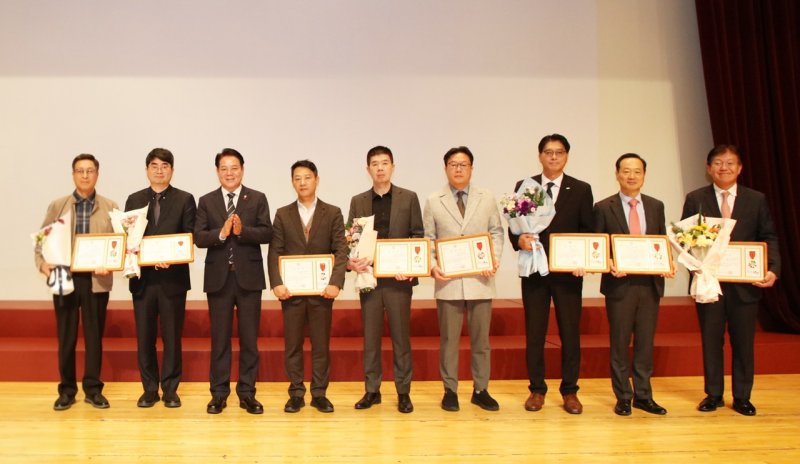 [안양=뉴시스] 올해 우수기업에 선정된 8개 기업 관계자가 최대호 시장(사진 왼쪽 세 번째)이 기념 촬영을 하고 있다.(사진=안양시 제공).2025.11.04.photo@newsis.com