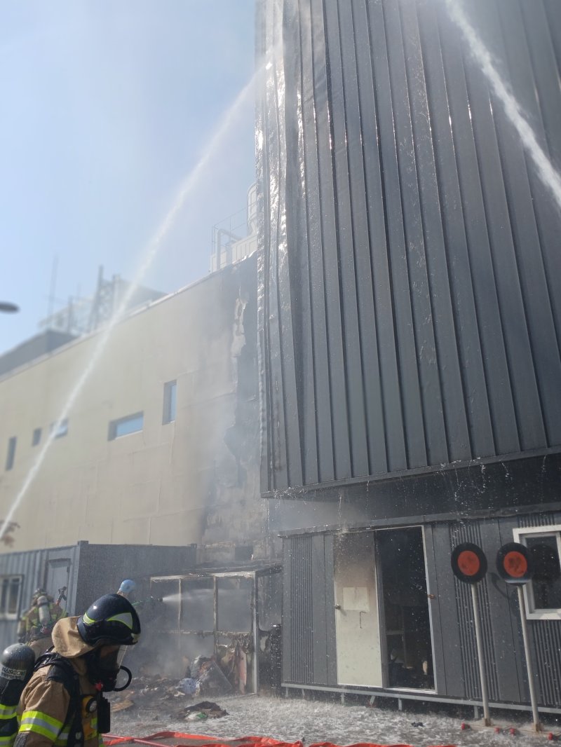 [인천=뉴시스] 4일 오후 인천 연수구 송도동 송도소방서 건물 외벽에서 원인이 밝혀지지 않은 불이 나 소방당국이 진화 작업을 벌이고 있다. (사진=인천소방본부 제공) 2025.11.04. photo@newsis.com