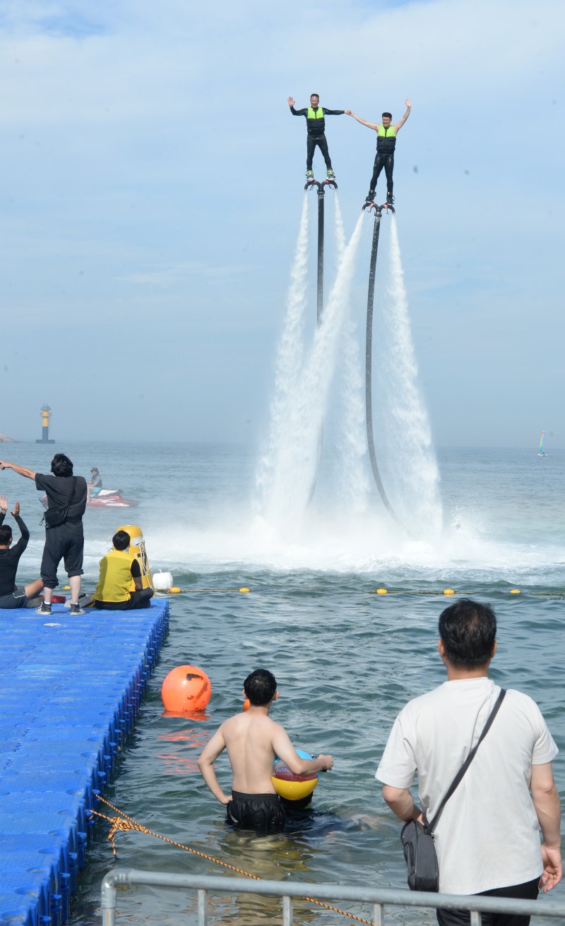 [울산=뉴시스] 배병수 기자 = 지난 7월 20일 울산 동구 일산해수욕장 일원에서 열린 ‘2025 울산 조선해양축제’에서 플라이보드 쇼가 펼쳐지고 있다. 2025.11.04.bbs@newsis.com.