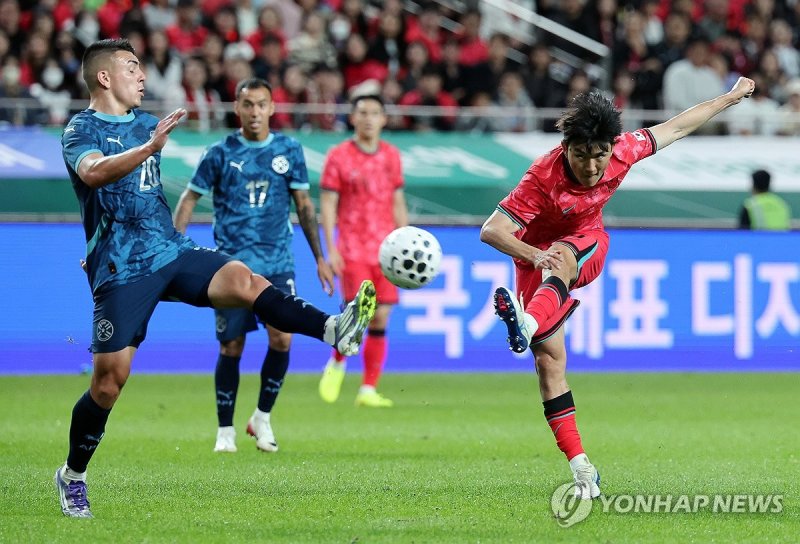 슛 시도하는 황인범 (출처=연합뉴스)