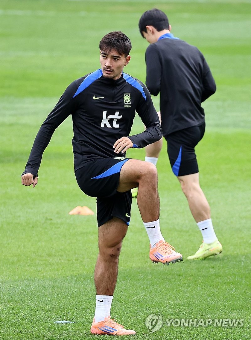 몸 푸는 옌스 카스트로프 (출처=연합뉴스)