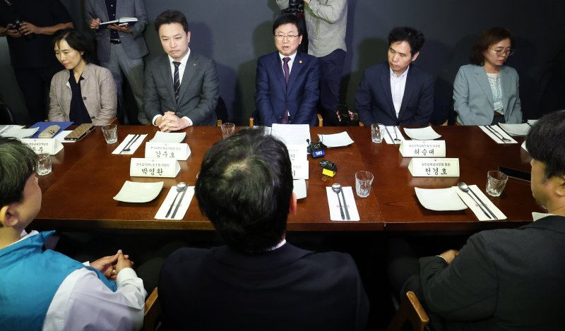 최교진 사회부총리 겸 교육부 장관이 지난 9월 24일 서울 여의도의 한 식당에서 열린 교원노조 및 교원단체 오찬 간담회에서 모두발언을 하고 있다. 2025.9.24/뉴스1 ⓒ News1 오대일 기자