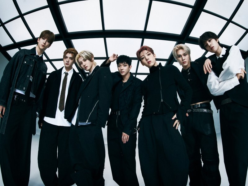 '컴백' 아크 "넘어져도 다시 일어서야…위로 음악 담았죠" [N인터뷰]