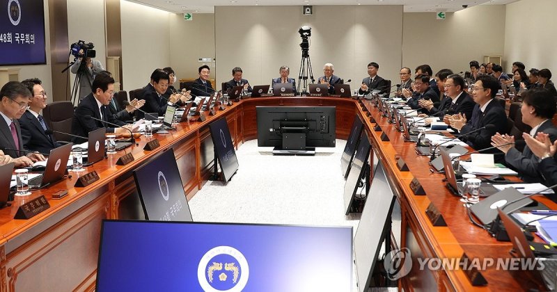 APEC 성공 개최에 박수 보내는 이재명 대통령과 국무위원들 (출처=연합뉴스)