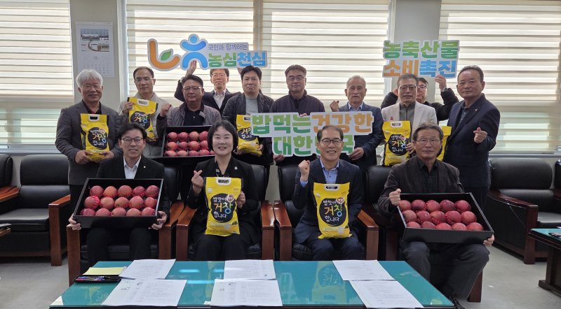 [거창=뉴시스] 거창군상공협의회, 農心天心 거창 농산물 소비촉진 캠페인 (사진=군지부 제공) 2025. 11. 04. photo@newsis.com *재판매 및 DB 금지