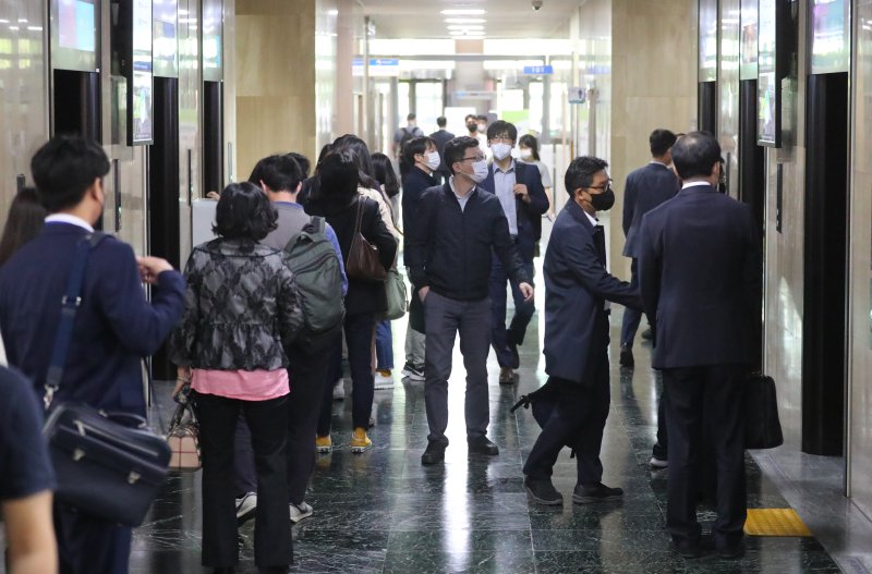 [서울=뉴시스] 배훈식 기자 = 2022년 5월 10일 오전 서울 종로구 정부서울청사로 공무원들이 출근을 하고 있다. 2022.05.10. dahora83@newsis.com