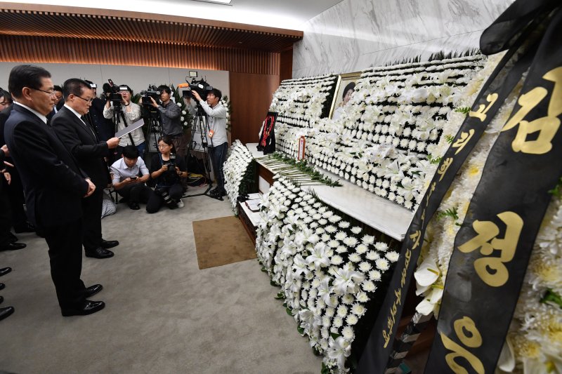 【서울=뉴시스】이영환 기자 = 정의용 청와대 국가안보실장과 장례부위원장인 민주평화당 박지원 의원이 12일 오후 서울 서대문구 신촌세브란스병원 장례식장에 마련된 고 이희호 여사 빈소에서 김정은 북한 국무위원장이 보낸 조화를 전달하고 조의문을 읽고 있다. 2019.06.12. photo@newsis.com