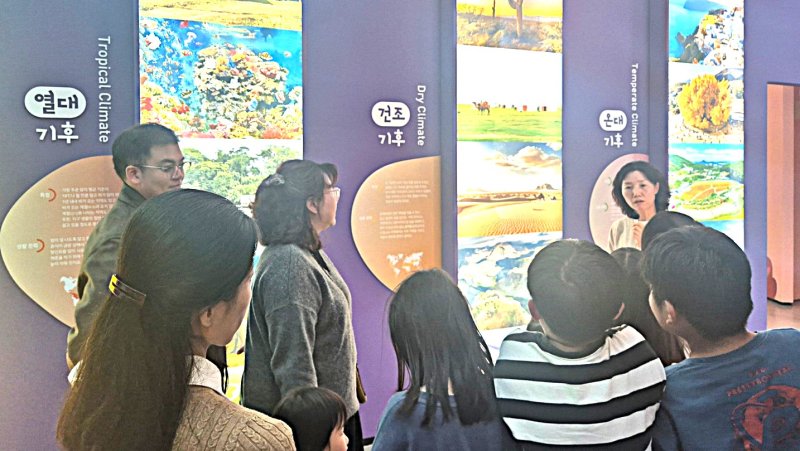[원주=뉴시스] 기후변화 홍보관 해설사들의 설명을 듣고 있는 아이들 모습. (사진=한국보훈복지의료공단 제공) 2025.11.04. photo@newsis.com *재판매 및 DB 금지