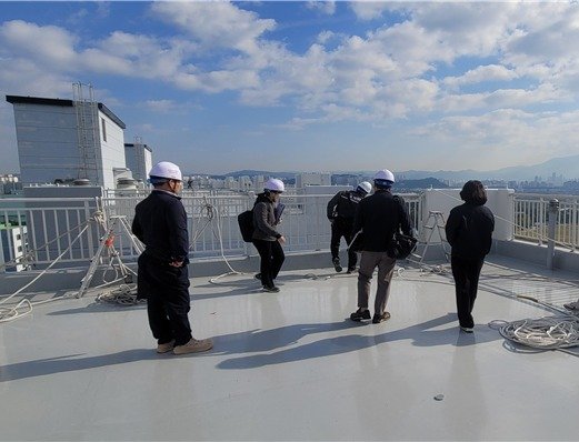 광주고용노동청 관계자들이 4일 광산구 운남동의 추락 고위험 건설현장을 불시 점검하고 있다. (광주고용노동청 제공. 재판매 및 DB 금지)