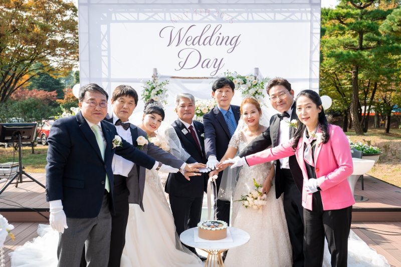 [광양=뉴시스] 4일 광양제철소 백운플라자에서 두쌍의 지역 다문화가정이 합동 결혼식을 하고 있다. (사진=광양시 제공) 2025.11.04. photo@newsis.com *재판매 및 DB 금지