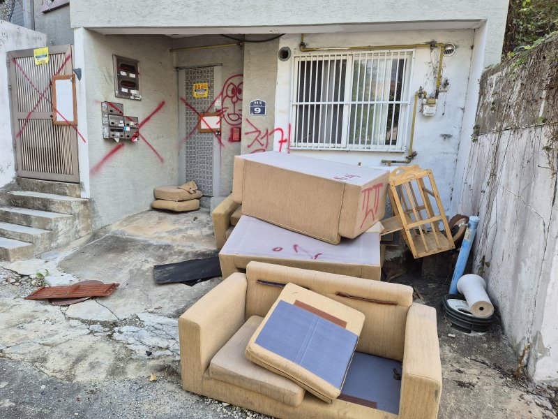 4일 울산 중구 B-04 재가발 구역 골목에 생활쓰레기와 폐가구 등이 쌓여있다. 2025.11.4/뉴스1ⓒ 뉴스1 박정현 기자