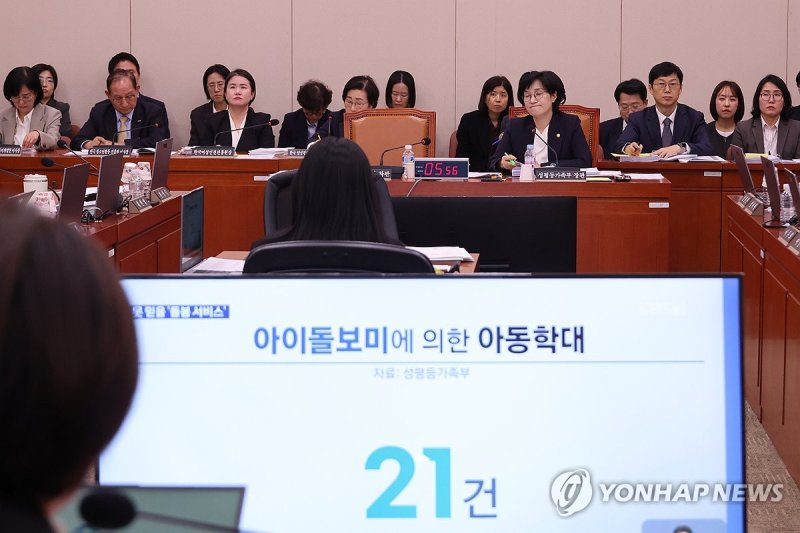 돌봄서비스 관련 질문에 답하는 원민경 성평등부 장관 (출처=연합뉴스)