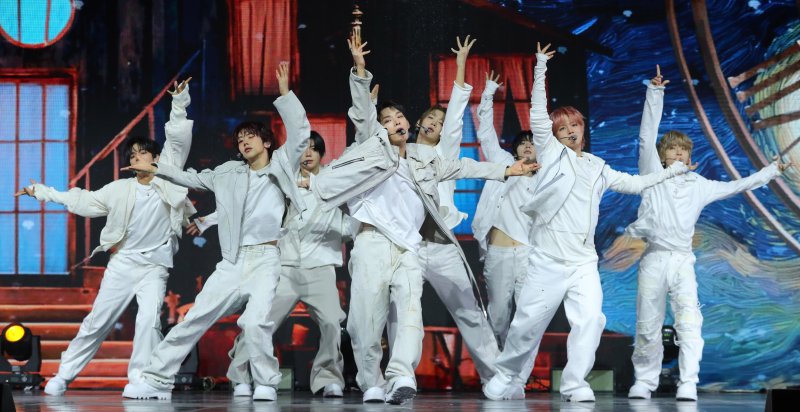 아홉 "흔들리고 아픈 청춘이라도…우리는 아름다워"