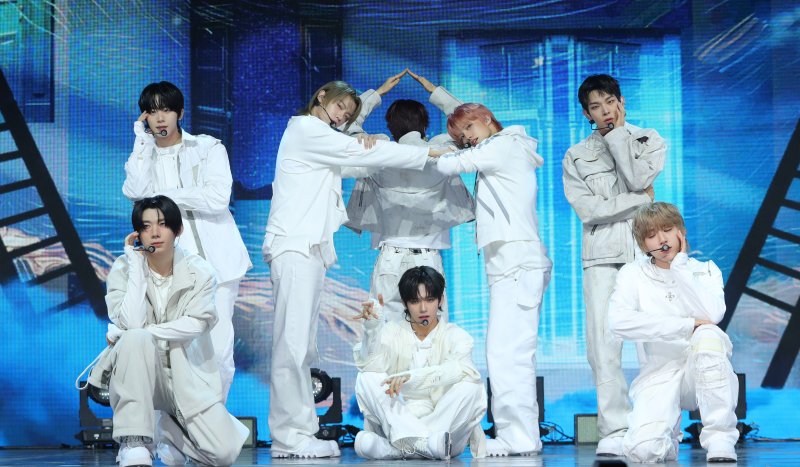 아홉 "흔들리고 아픈 청춘이라도…우리는 아름다워"