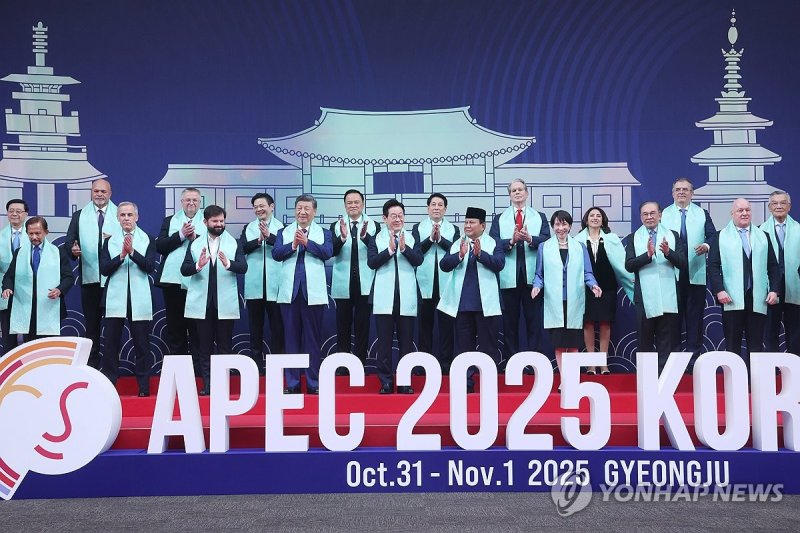 APEC 정상회의 공식 기념촬영 (출처=연합뉴스)