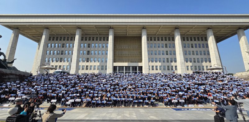 [남원=뉴시스] 4일 서울 국회의사당 앞에서 열린 '제2중앙경찰학교' 남원설립을 촉구하는 남원시민 등 지리산권역 영호남 자치단체 주민들의 결의대회에 참석한 주민들이 제2중앙경찰학교 남원 설립을 촉구하는 퍼포먼스를 하고 있다. 2025.11.04. kjh6685@newsis.com