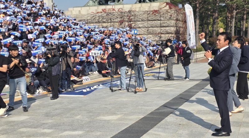 [남원=뉴시스] 4일 서울 국회의사당 앞에서 열린 '제2중앙경찰학교' 남원설립을 촉구하는 남원시민 등 지리산권역 영호남 자치단체 주민들의 결의대회에서 최경식 남원시장이 "국가균형발전은 이제 운명"이라며 "제2중앙경찰학교 유치에 최선을 다하겠다"는 말을 하고 있다. 2025.11.04. kjh6685@newsis.com