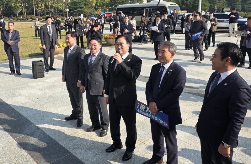 [남원=뉴시스] 4일 서울 국회의사당 앞에서 열린 '제2중앙경찰학교' 남원설립을 촉구하는 남원시민 등 지리산권역 영호남 자치단체 주민들의 결의대회에 방문한 우원식 국회의장이 남원 유치에 대한 국회차원의 지원을 약속하고 있다. 2025.11.04. kjh6685@newsis.com