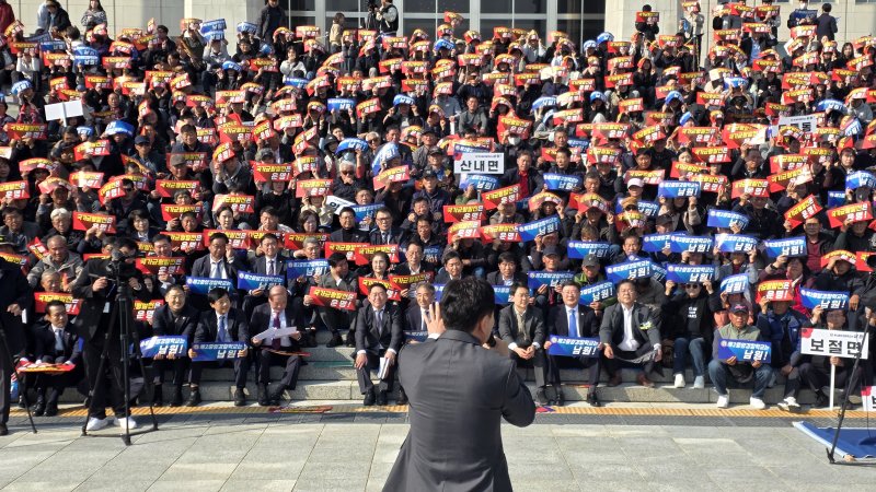[남원=뉴시스] 4일 서울 국회의사당 앞에서 열린 '제2중앙경찰학교' 남원설립을 촉구하는 남원시민 등 지리산권역 영호남 자치단체 주민들의 결의대회에참석한 김관영 도지사가 제2중앙경찰학교 남원유치의 필요성을 강조하고 있다. 2025.11.04. kjh6685@newsis.com