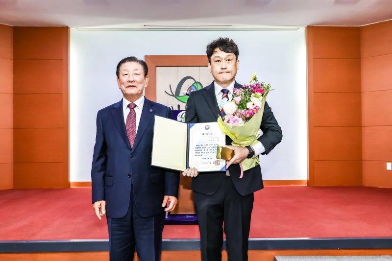 [함안=뉴시스]함안지방공사 허준 과장, ‘노인의 날’ 맞아 보건복지부 장관 표창.(사진=함안군 제공) 2025.11.04.photo@newsis.com *재판매 및 DB 금지