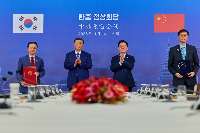 이창용 한국은행 총재와 다이빙 주한중국대사가 1일 경북 경주박물관에서 이재명 대통령과 시진핑 중국 국가주석이 참석한 가운데 '원-위안 통화스왑 계약'을 체결하고 있다. (대통령실 제공. 재판매 및 DB 금지) 2025.11.2/뉴스1 ⓒ News1 이재명 기자