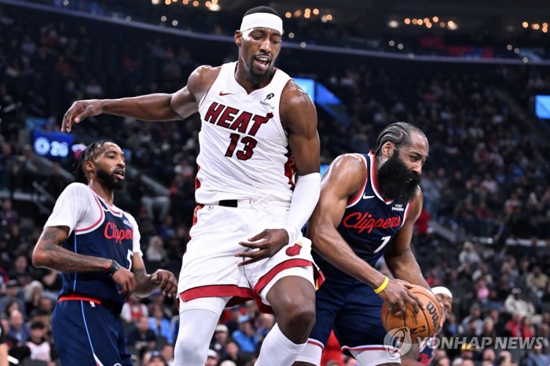 경합하는 뱀 아데바요(13번) (출처=연합뉴스)