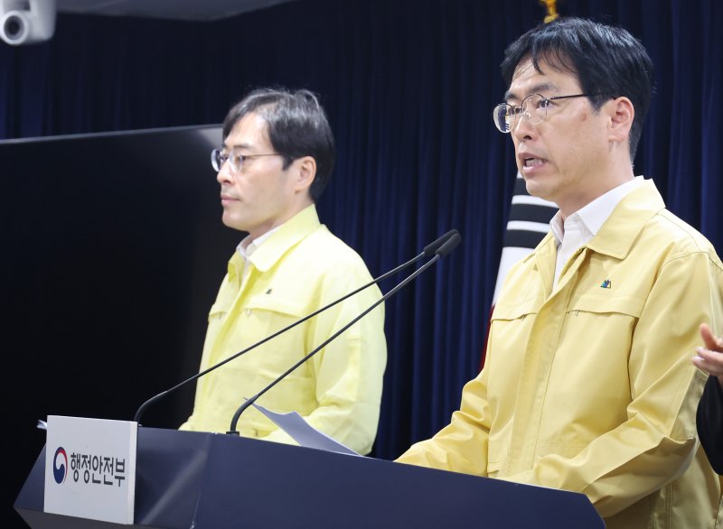 [서울=뉴시스] 김명원 기자 = 김민재 중앙재난안전대책본부 1차장(행정안전부 1차관)이 지난달 31일 오전 서울 종로구 정부서울청사에서 국정자원 행정정보시스템 화재 관련 중대본 브리핑을 하고 있다. 2025.10.31. kmx1105@newsis.com