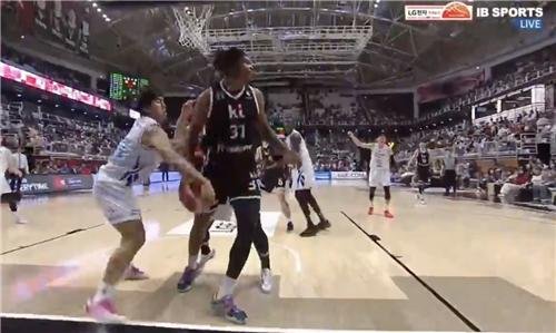 힉스와 구탕의 손 사이에 있는 농구공 (출처=연합뉴스)