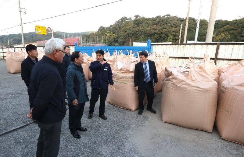 [임실=뉴시스] 임실군의 2025년산 공공비축미 건조벼 매입이 시작된 4일 심민 군수(왼쪽 두번째)가 임실읍 수매현장을 찾아 매입한 공공비축미를 살피고 있다. *재판매 및 DB 금지