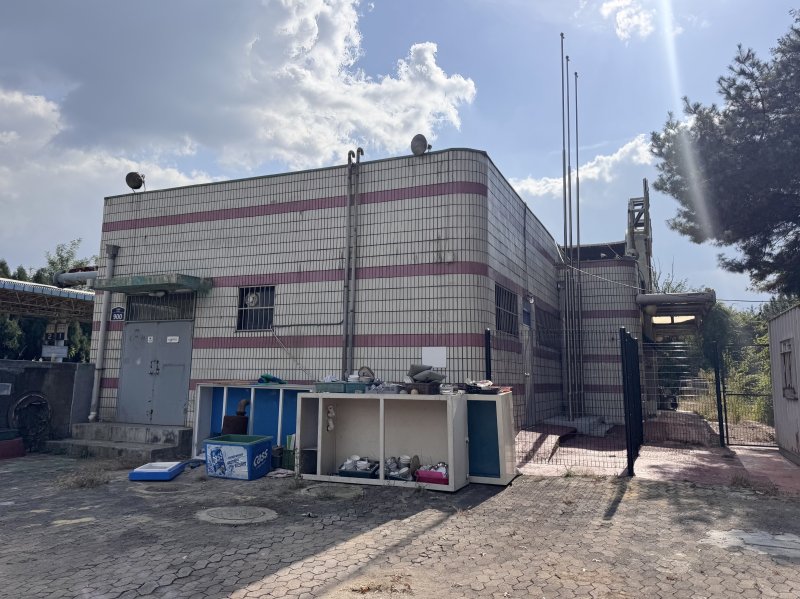 4일 울산 북구 효문역 역사로 활용되던 건물 주변이 철문으로 막혀 있고 물건들이 쌓여 있다. 2025.11.4./뉴스1 ⓒ News1 김세은 기자