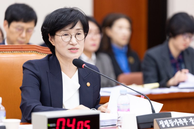 원민경 성평등가족부 장관이 4일 서울 여의도 국회에서 열린 성평등가족위원회 성평등가족부 등에 대한 국정감사에 출석해 의원 질의에 답변하고 있다. 2025.11.4/뉴스1 ⓒ News1 이승배 기자