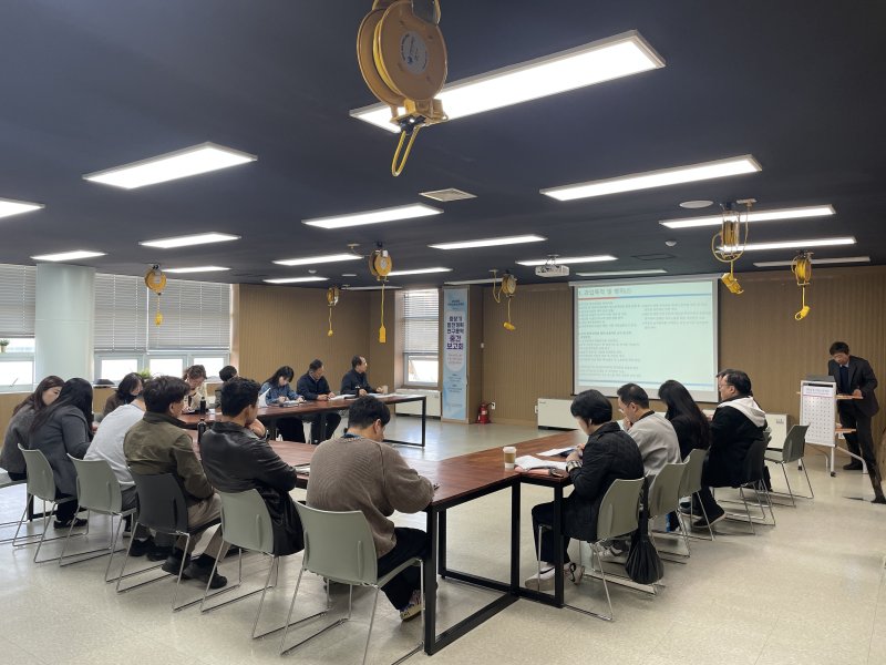 [군포=뉴시스] 군포시청소년재단이 4일 중장기발전계획 연구용역 중간보고회를 열고 있다. (사진=청소년재단 제공).2025.11.04.photo@newsis.com