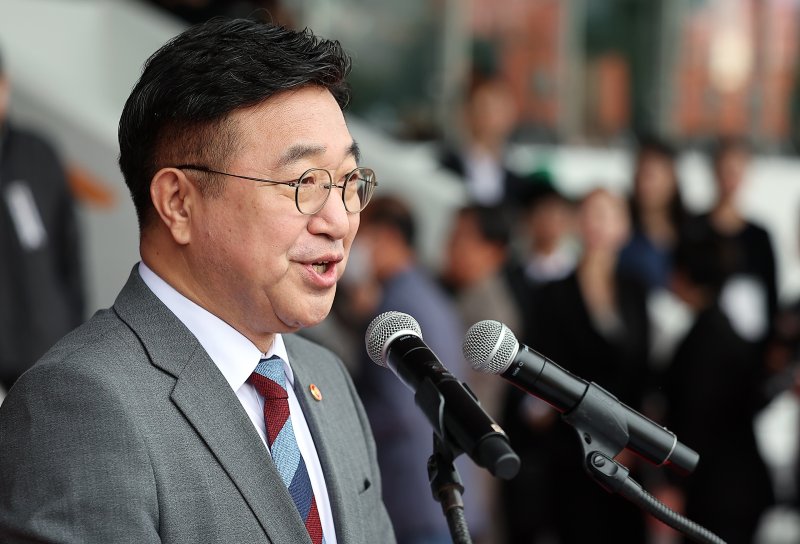 윤호중 행정안전부 장관이 19일 오전 서울 용산구 효창운동장에서 열린 제43회 대통령기 이북도민 체육대회에 참석해 축사를 하고 있다. 2025.10.19/뉴스1 ⓒ News1 김진환 기자