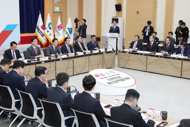 [부산=뉴시스] 부산시는 4일 오후 경상남도청에서 경상남도, 울산시와 함께 국민의힘 중앙당과 '지역민생 예산정책협의회'를 열었다. (사진=부산시 제공) 2025.11.04. photo@newsis.com *재판매 및 DB 금지