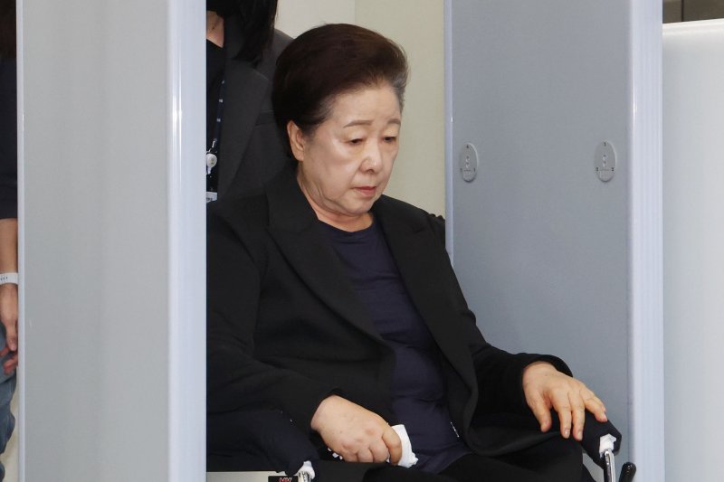 한학자 통일교 총재가 22일 오후 구속 전 피의자심문(영장실질심사)을 마친 뒤 서울 서초구 중앙지방법원을 나서고 있다. 2025.9.22/뉴스1 ⓒ News1 이광호 기자